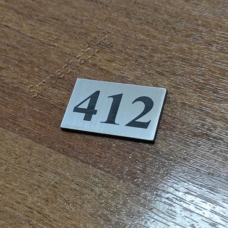 Номерок на почтовый ящик размером 40х30 мм. Фон Алюминий/ черные цифры.