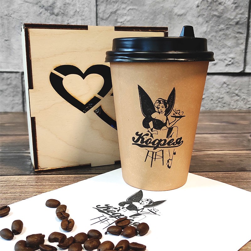 Пример брендирования стакана фирменным логотипом кофейни КОФЕЯ