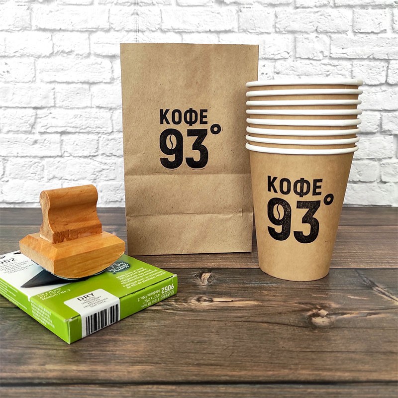 Пример брендирования стакана фирменным логотипом кофейни КОФЕ 93