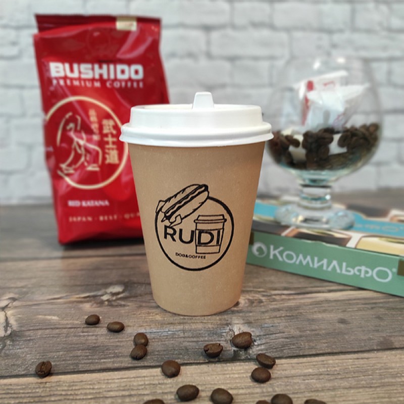 Пример брендирования стакана фирменным логотипом кофейни